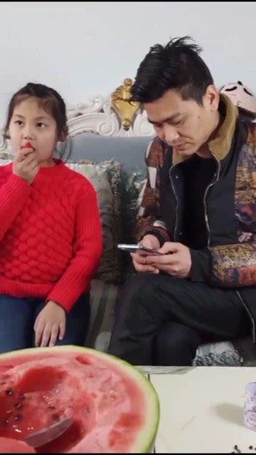 老婆吃瓜不给我吃,老婆独享吃瓜，老公甘当“瓜民”